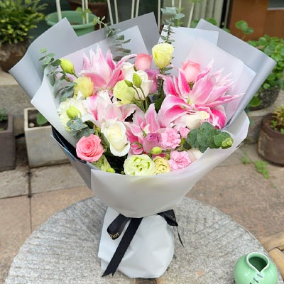 黄石9朵玫瑰混搭百合，爱恋纯真无邪