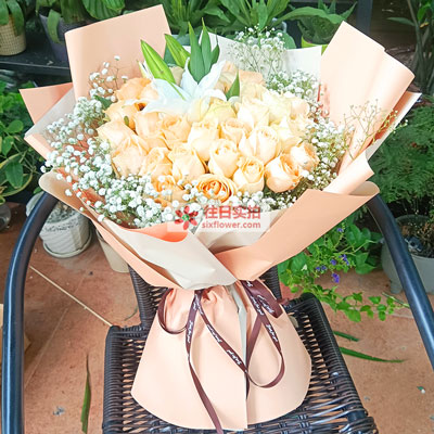 黄石33朵香槟玫瑰百合，心里永远是你