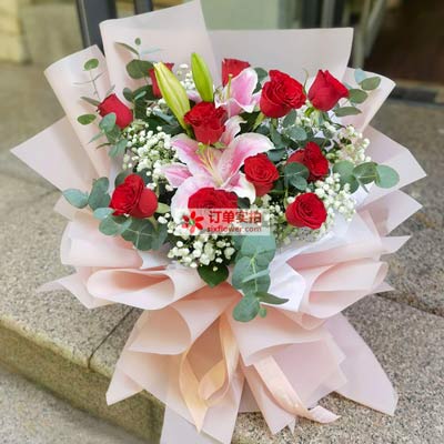 黄石11朵红玫瑰百合，全世界里只有一个你